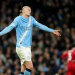 Haaland-gestykulujacy-w-strone-kolegow-z-druzyny