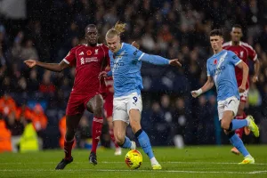 Haaland-i-Konate-w-walce-o-pilke