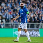 Ishak-z-opaska-kapitanska