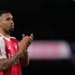 Jesus-oklaskujacy-kibicow