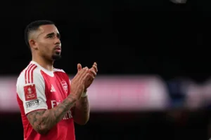 Jesus-oklaskujacy-kibicow