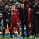 Grafika przedstawiająca piłkarzy i ich trenera.