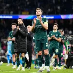 Grafika przedstawiająca klaszczących piłkarzy.