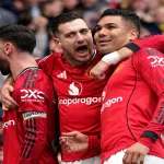 Grafika przedstawiająca piłkarzy w czerwonych koszulkach.