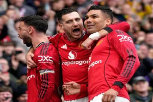 Grafika przedstawiająca piłkarzy w czerwonych koszulkach.