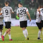 Pilkarze-Legii-celebrujacy-gola