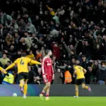 Pilkarze-Wolves-celebrujacy-zwyciestwo-z-liverpoolem