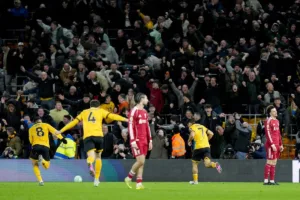 Pilkarze-Wolves-celebrujacy-zwyciestwo-z-liverpoolem