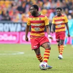 Pululu-podajacy-pilke