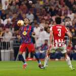 Grafika przedstawiająca piłkarza przyjmującego piłkę na klatę.