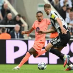 Grafika przedstawiająca pojedynek piłkarzy.