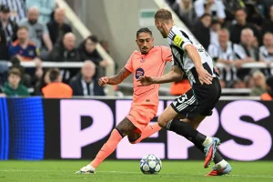 Grafika przedstawiająca pojedynek piłkarzy.