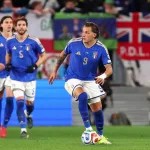 Retegui-prowadzacy-pilke