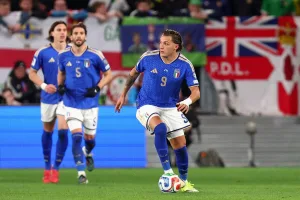 Retegui-prowadzacy-pilke