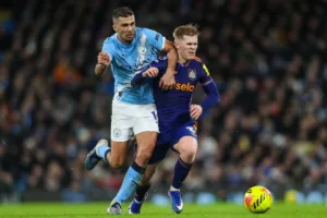 Rodri-i-Hall-walczacy-o-pilke