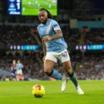 Semenyo-prowadzacy-pilke