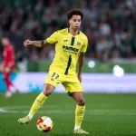 Grafika przedstawiająca piłkarza z piłką przy nodze.