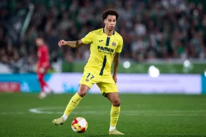 Grafika przedstawiająca piłkarza z piłką przy nodze.