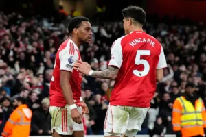 Timber-i-Hincapie-celebrujacy-gola