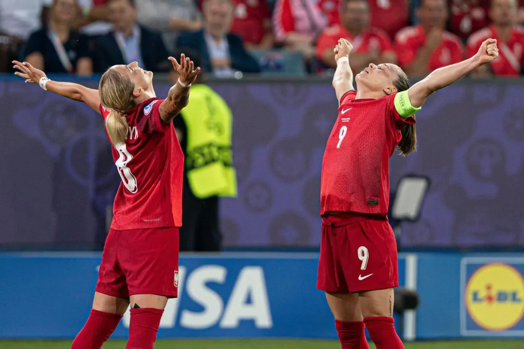 Ewa-Pajor-i-Ewelina-Kamczyk-swietuja-zdobytego-gola-na-Mistrzostwach-Europy-z-Dania-2025-foto-Alamy