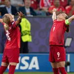 Ewa-Pajor-i-Ewelina-Kamczyk-swietuja-zdobytego-gola-na-Mistrzostwach-Europy-z-Dania-2025-foto-Alamy