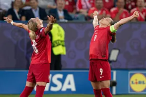 Ewa-Pajor-i-Ewelina-Kamczyk-swietuja-zdobytego-gola-na-Mistrzostwach-Europy-z-Dania-2025-foto-Alamy