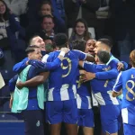 Pilkarze-Porto-cieszacy-sie-ze-zdobytej-bramki-przeciwko-Rangers-2026-foto-Alamy
