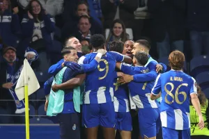 Pilkarze-Porto-cieszacy-sie-ze-zdobytej-bramki-przeciwko-Rangers-2026-foto-Alamy