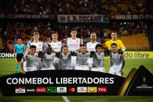 Pilkarze-Estudiantes-przed-meczem-1-kolejki-Copa-Libertadores-z-Ind.-Medellin-2026-foto-Alamy