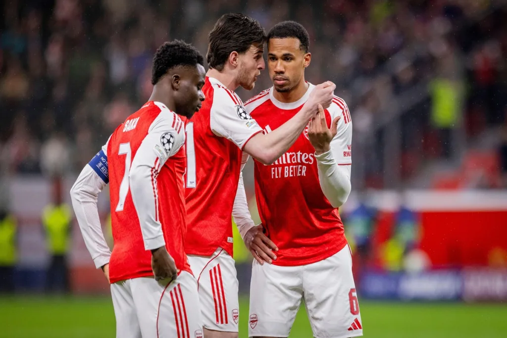 Grafika przedstawiająca grupę zawodników.