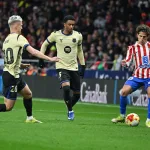 Grafika przedstawiająca piłkarzy walczących o piłkę.