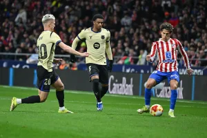 Grafika przedstawiająca piłkarzy walczących o piłkę.