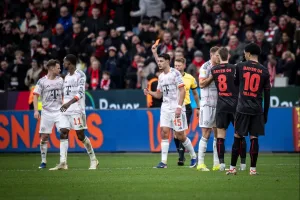 Pilkarze Bayernu i Bayeru czerwona kartka