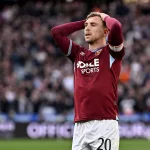 Bowen-chwytajacy-sie-za-glowe