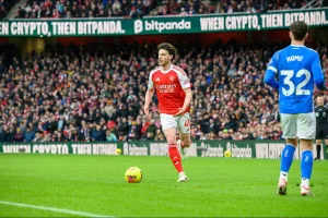 Grafika przedstawiająca piłkarza z piłką przy nodze.