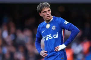 Grafika przedstawiająca zniesmaczonego pilkarza.