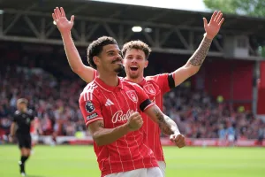 Gibbs-White-i-Williams-celebrujacy-gola