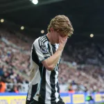 Gordon-kryjacy-twarz-w-dloniach