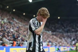 Gordon-kryjacy-twarz-w-dloniach