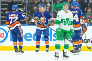 Islanders Maple Leafs NHL