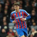 Larsen-w-koszulce-Crystal-Palace