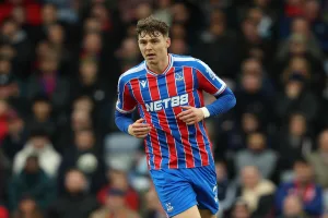 Larsen-w-koszulce-Crystal-Palace