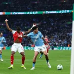 Grafika przedstawiająca przepychankę piłkarzy.