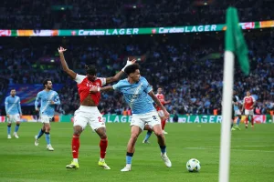 Grafika przedstawiająca przepychankę piłkarzy.