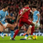 Grafika przedstawiająca piłkarzy walczących o piłkę.