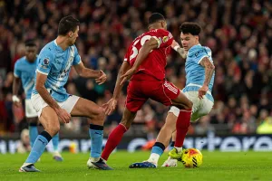 Grafika przedstawiająca piłkarzy walczących o piłkę.