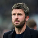 Grafika przedstawiająca zatroskanego trenera