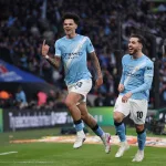 Grafika przedstawiająca piłkarzy w niebieskich koszulkach.