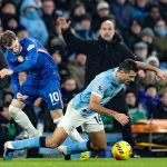 Grafika przedstawiająca starcie piłkarzy.