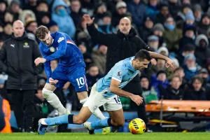 Grafika przedstawiająca starcie piłkarzy.